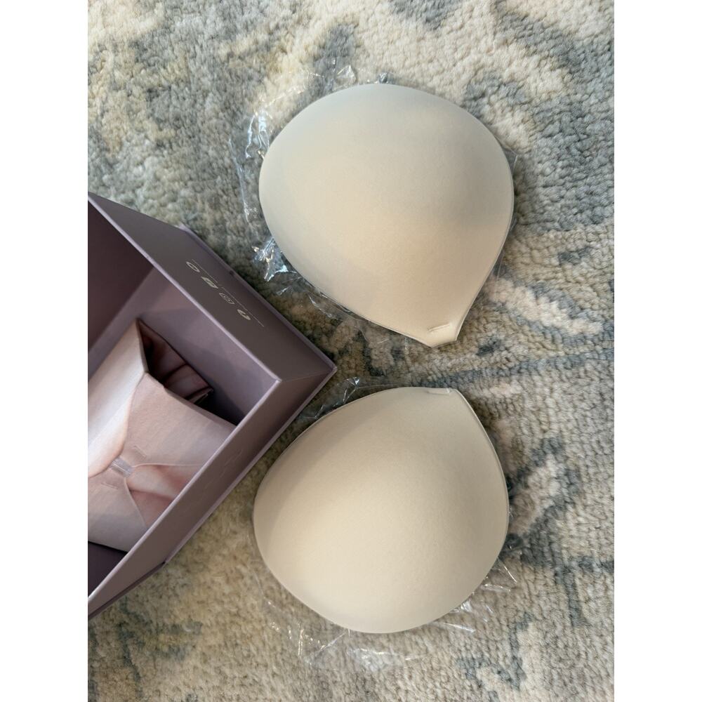 NOOD LIGHT & AIRY ADHESIVE BRA Seamless Luxe Adhesive Bra Nude D Cup NIB $50 - Picture 3 of 9